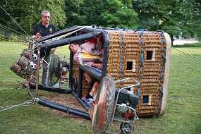 Probeliegen für die Landung Bei der Landung ist ein Mitschleifen des Ballons sehr wahrscheinlich. Deshalb muss das Einnehmen der Landeposition durch die Mitfahrer geübt werden.