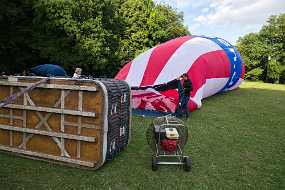 Startvorbereitungen Mit zwei Propellern wird zunächst kalte Luft in den Ballon gepustet